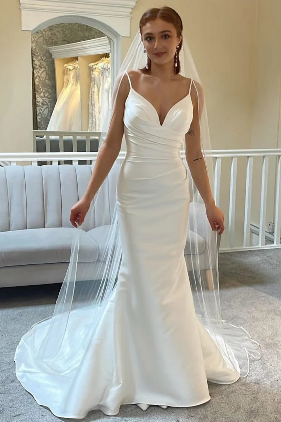 Robe de mariée longue trompette dos nu à bretelles spaghetti et traîne